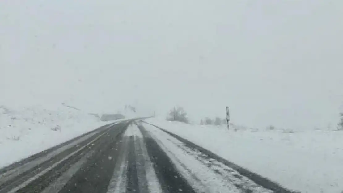 Tunceli'de kar yağışı etkisini sürdürüyor