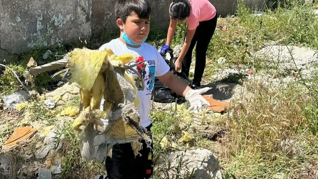 Tunceli'de minik eller çevreyi temizledi