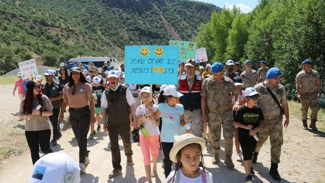 Tunceli'de öğretmen ve öğrenciler atık topladı