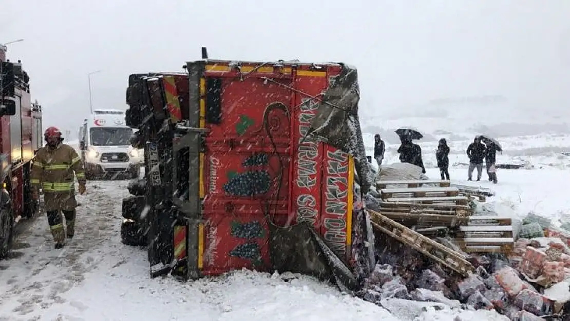 Tunceli'de tır özel otomobilin üzerine devrildi: 2 yaralı