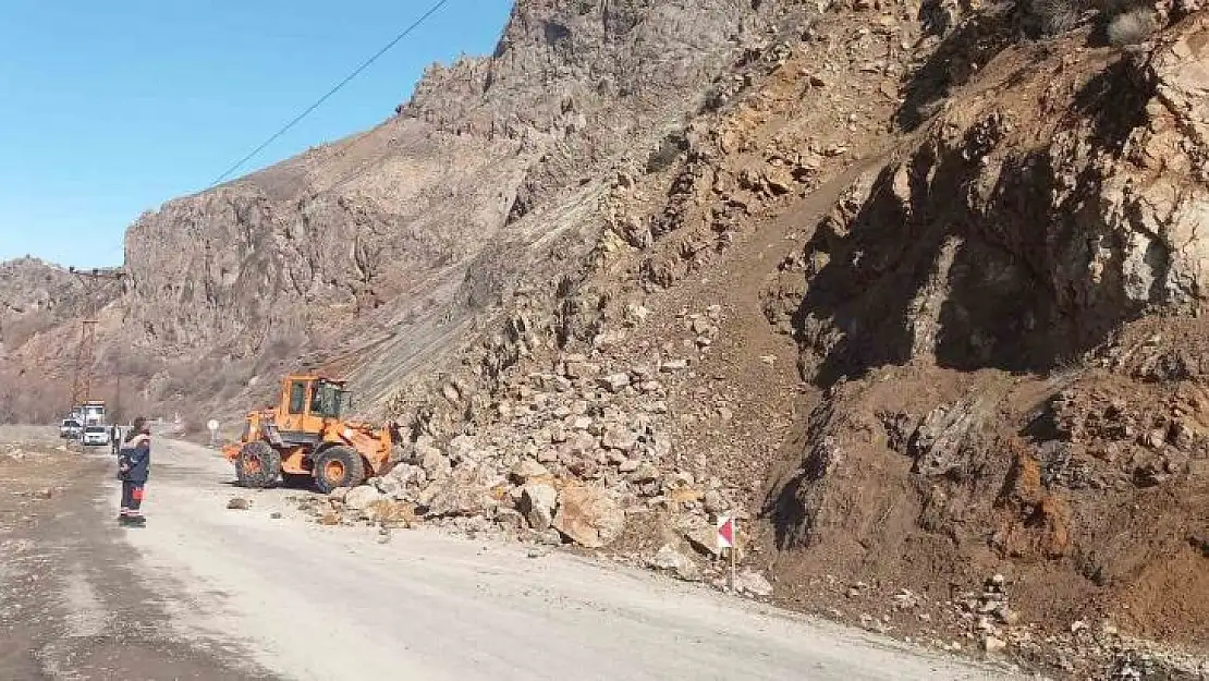 Tunceli-Erzincan karayolunda heyelan