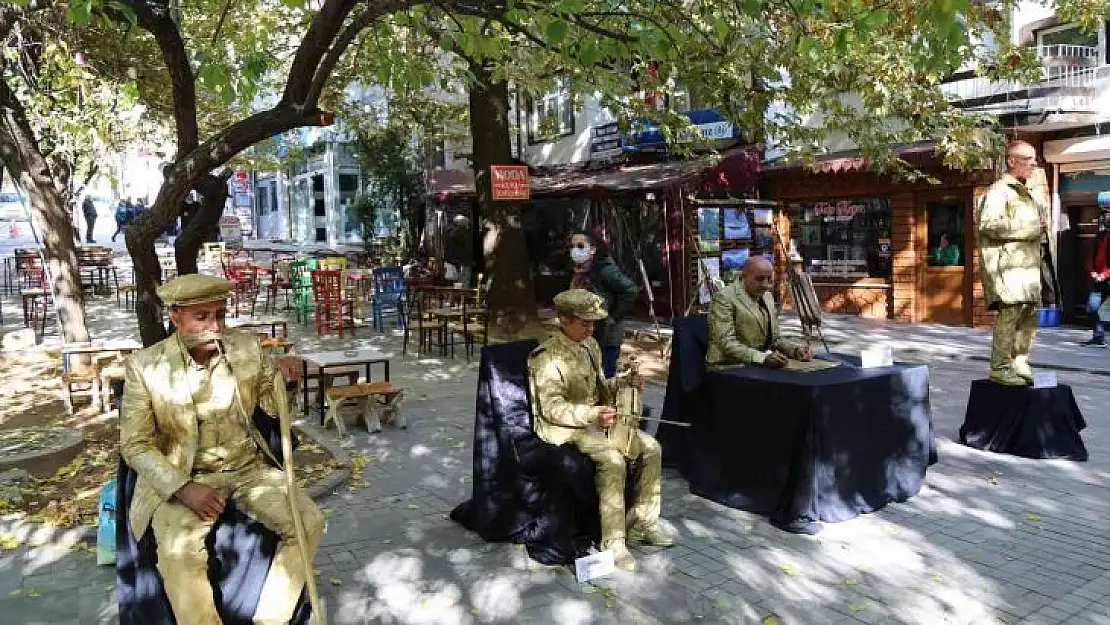 Tunceli'nin değerleri canlı heykel performansıyla yaşatılıyor