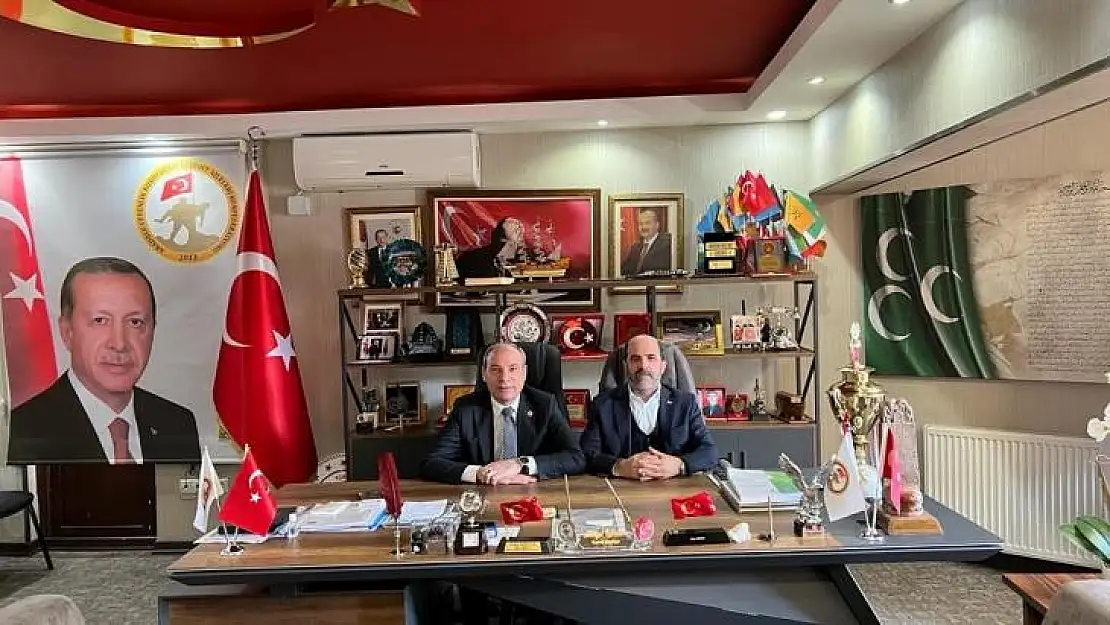 Türk bayrağını yere atan CHP'li başkana tepki