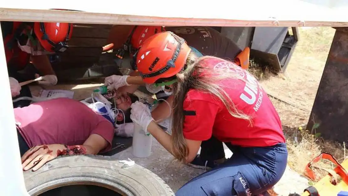 UMKE'ye katılan 36 kursiyer gerçeği aratmayan tatbikata tabi tutuldu