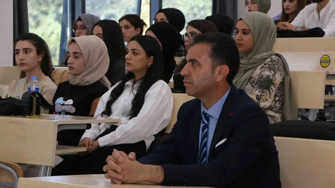 Üniversite öğrencilerine sosyal hizmet uygulamaları semineri