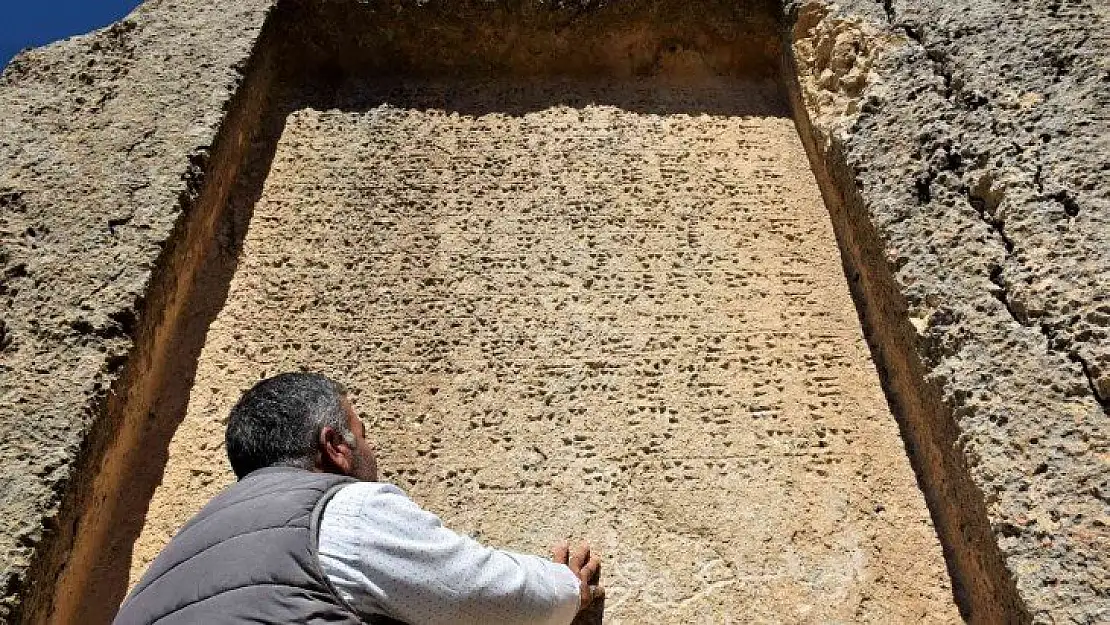 Urartular tarafından çivi yazısıyla yazılan 3 bin yıllık taş kitabe, ilk günkü ihtişamını koruyor