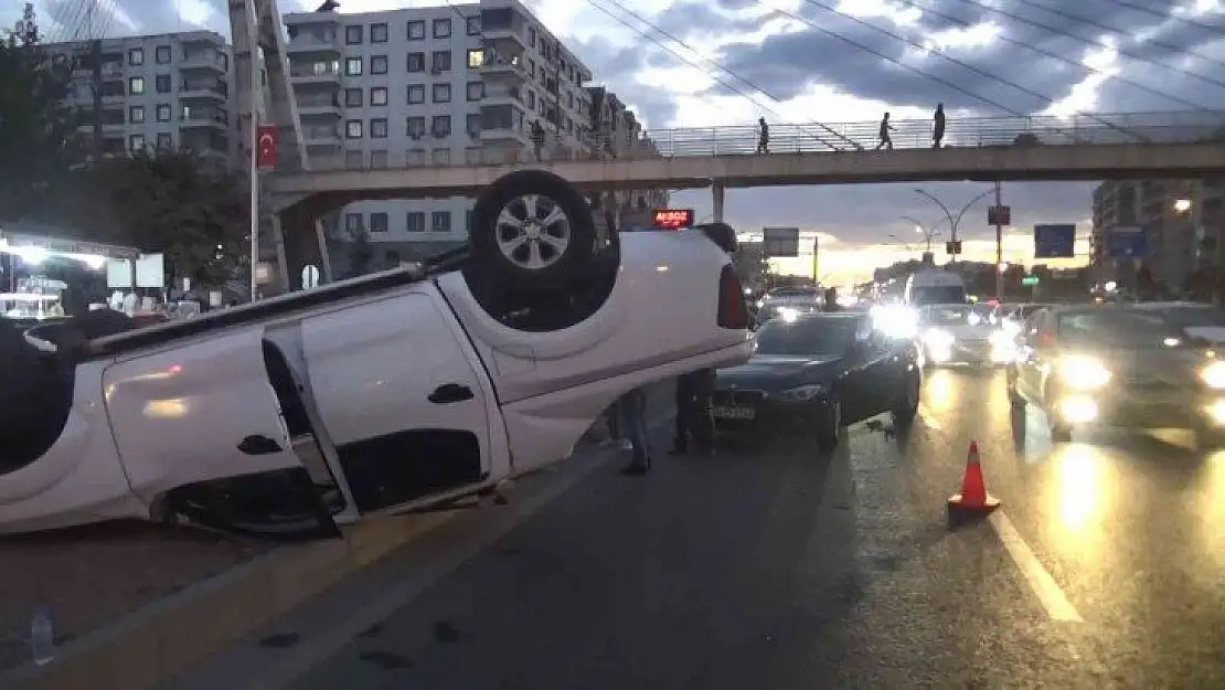 Üst geçidi kullanmayıp yoldan geçen çocuklara çarpmamaya çalışırken takla attı