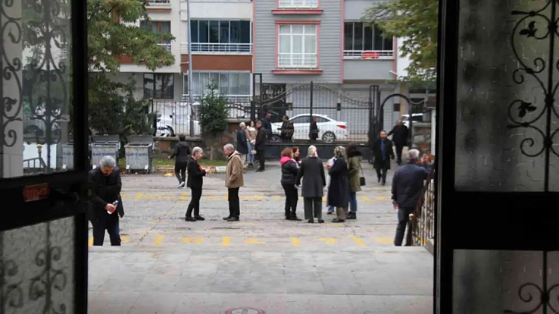 Uzun yıllar sonra sınava giren öğretmenlerden öğrencilere uyarı