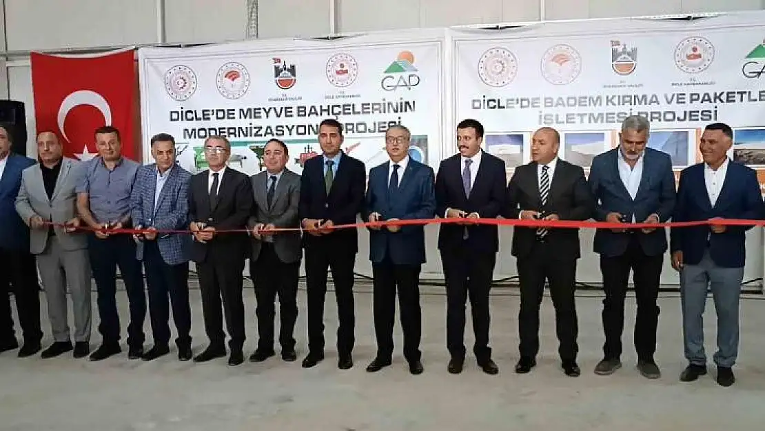 Vali Su, Dicle'de çiftçilere tarım makineleri dağıtımı ve badem fabrikasının açılışına katıldı