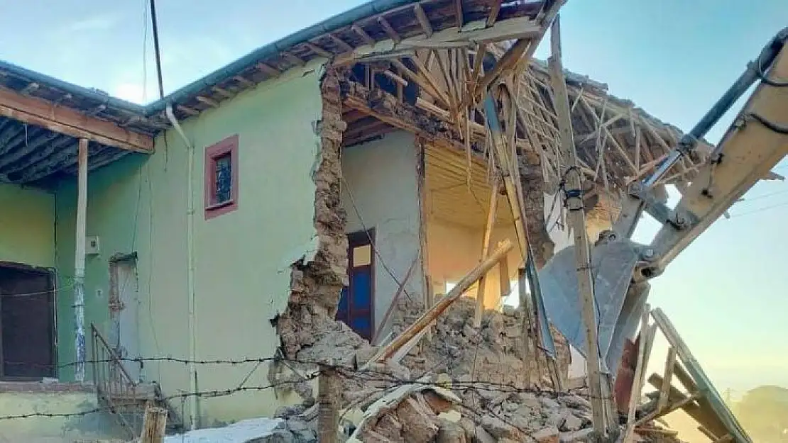 Yazıhan'daki ağır hasarlı evler yıkılıyor