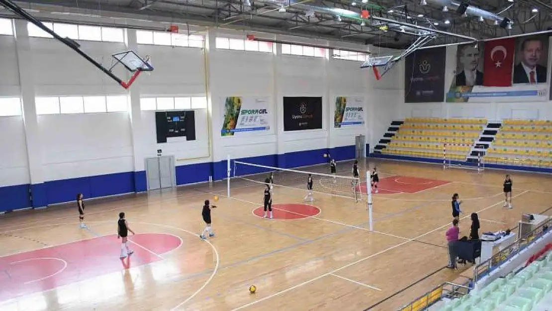 Yeni kurulan DBB Kadın Voleybol Takımı turnuvalara hazırlanıyor