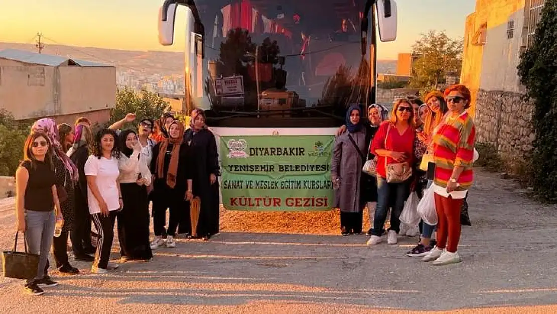 Yenişehir Belediyesi kursiyerlerini kültür gezisine gönderdi