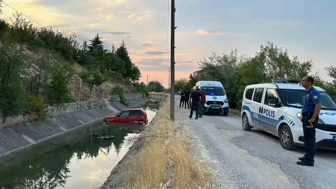 Yol verme kavgası sonrası yaşanan kazada araçlar sulama kanalına uçtu