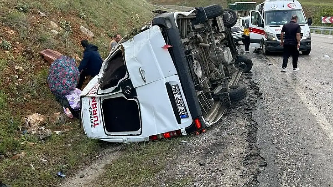 Yolcu minibüsü devrildi: 12 yaralı