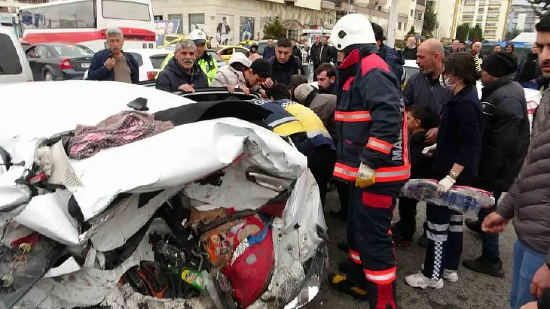 Zincirleme kazada can pazarı: 1'i ağır 5 yaralı