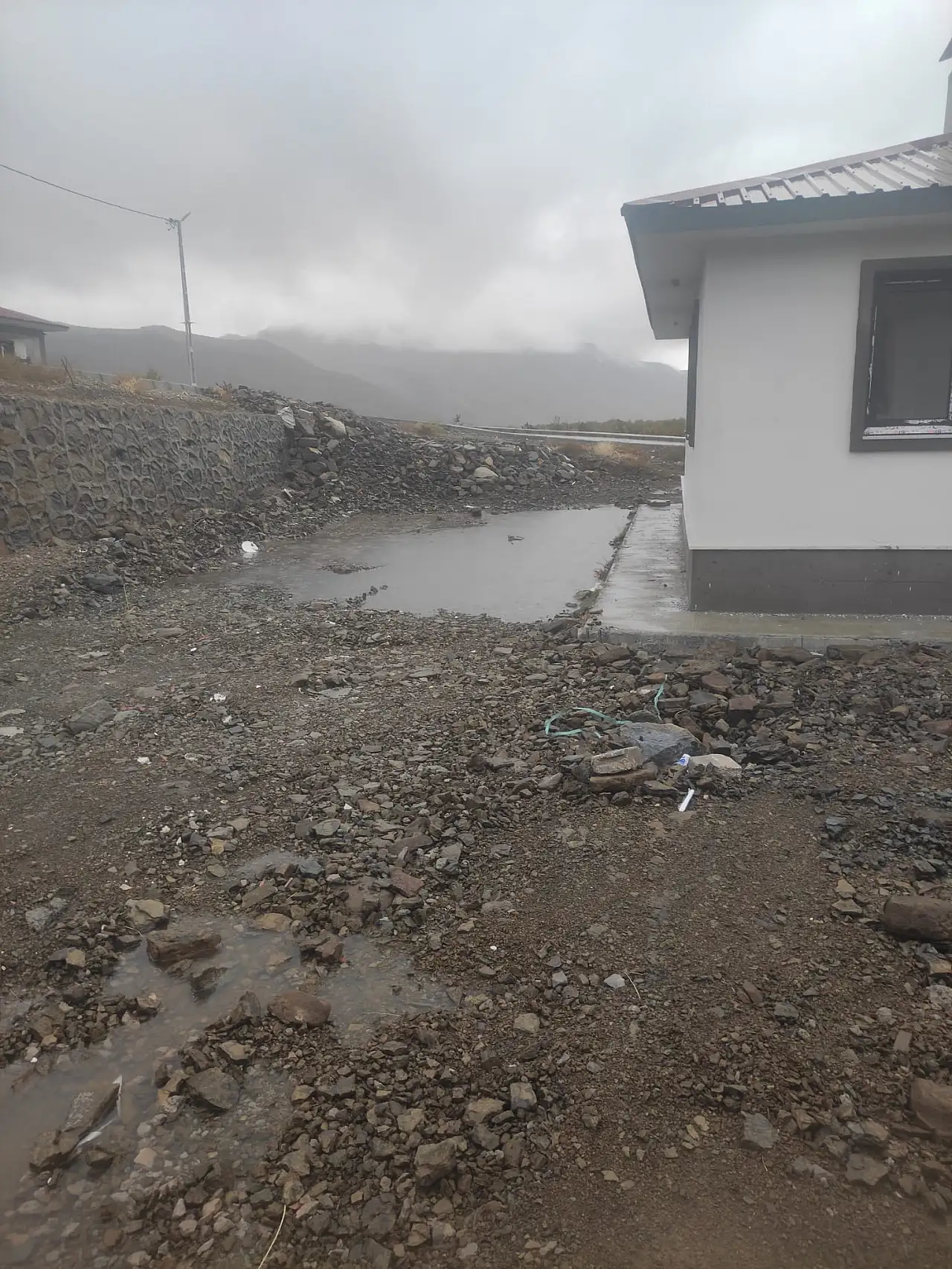 Arıcak'ta mağduriyetler bitmiyor: Deprem konutlarındaki arızalar aylardır yapılmıyor!