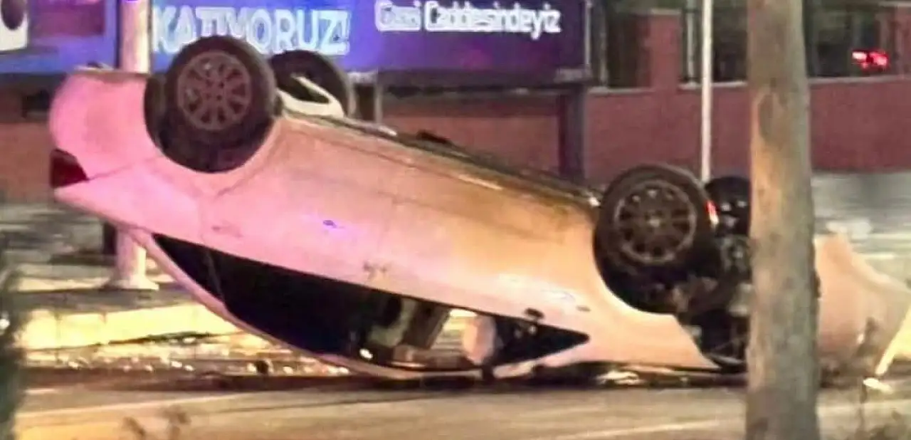 Kontrolden çıkan otomobil MOBESE direğine çarptı