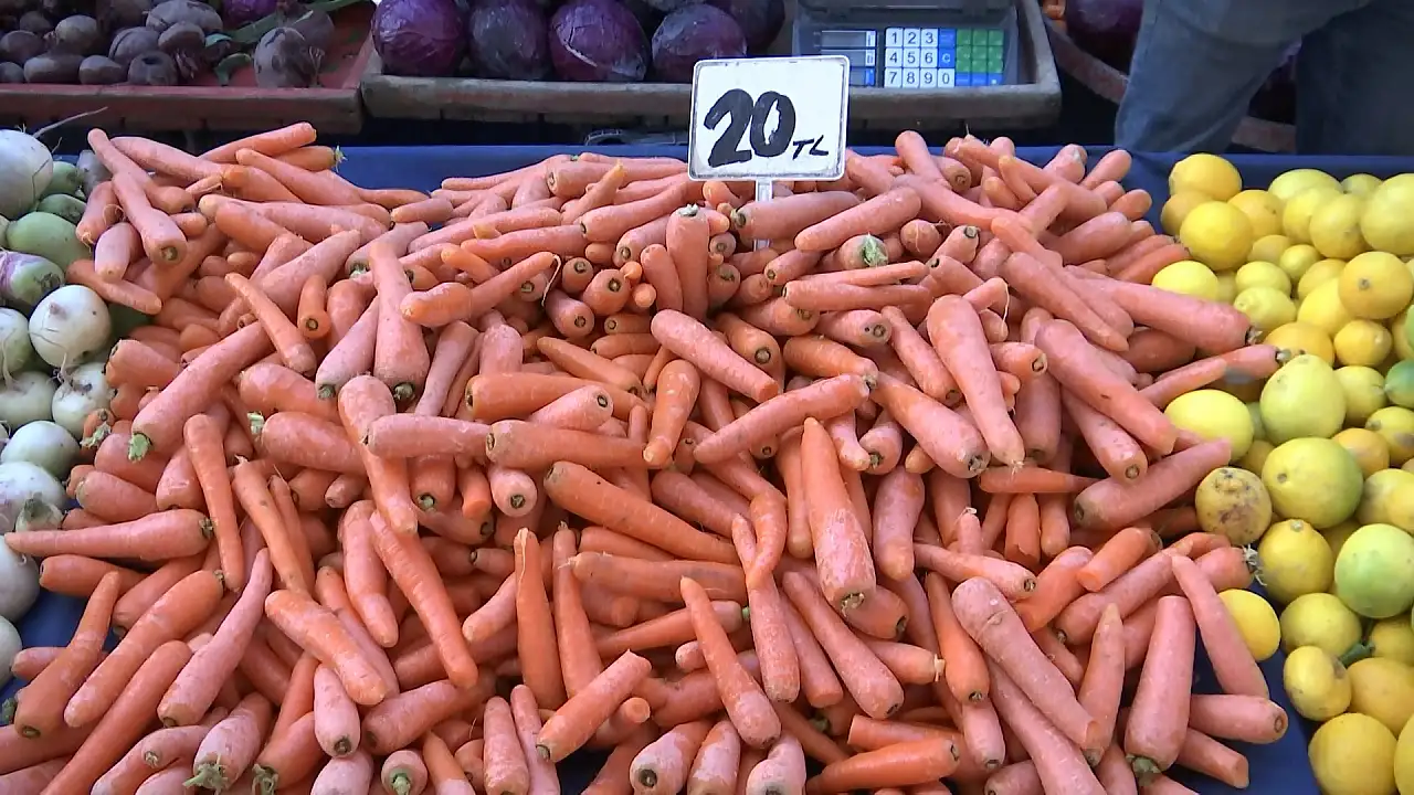 Pazar tezgahlarında mevsim değişimi fiyatlara yansıdı