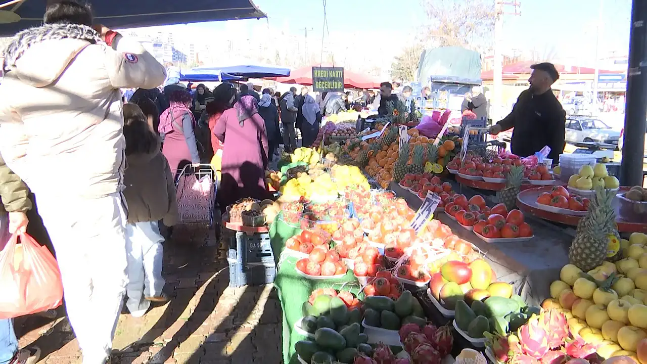 Pazar tezgahlarında mevsim değişimi fiyatlara yansıdı