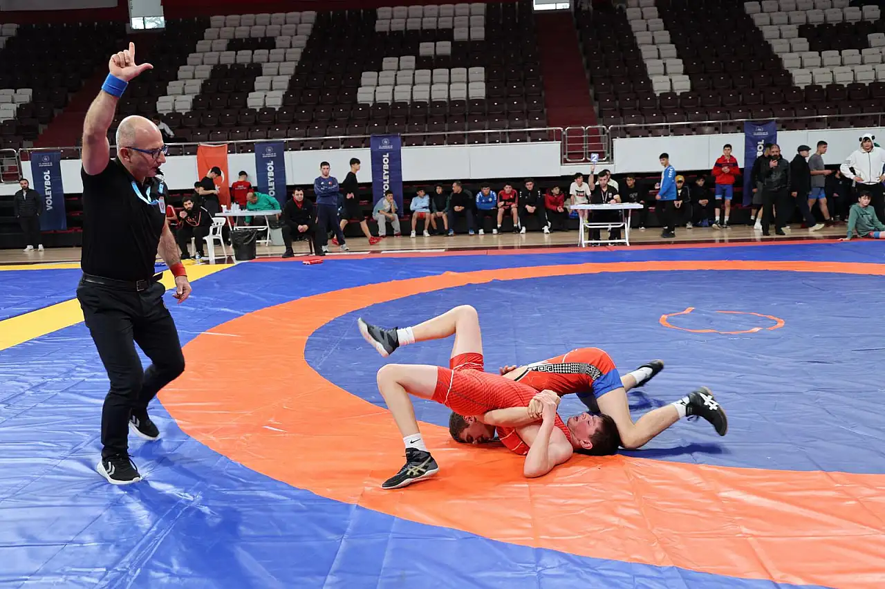 Elazığ'da Minder Hareketlendi: 270 Genç Pehlivan Türkiye Finalleri İçin Yarışıyor