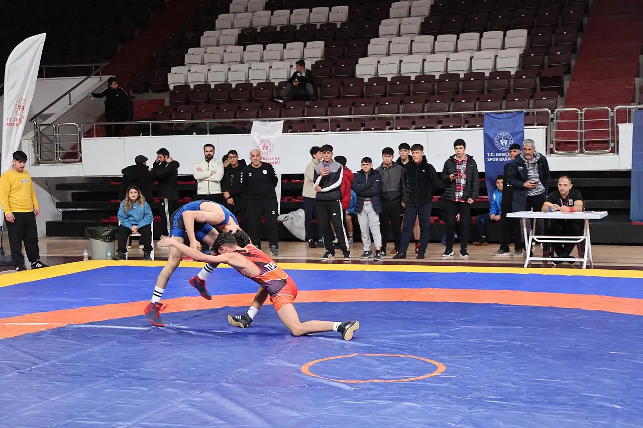 Elazığ'da Minder Hareketlendi: 270 Genç Pehlivan Türkiye Finalleri İçin Yarışıyor