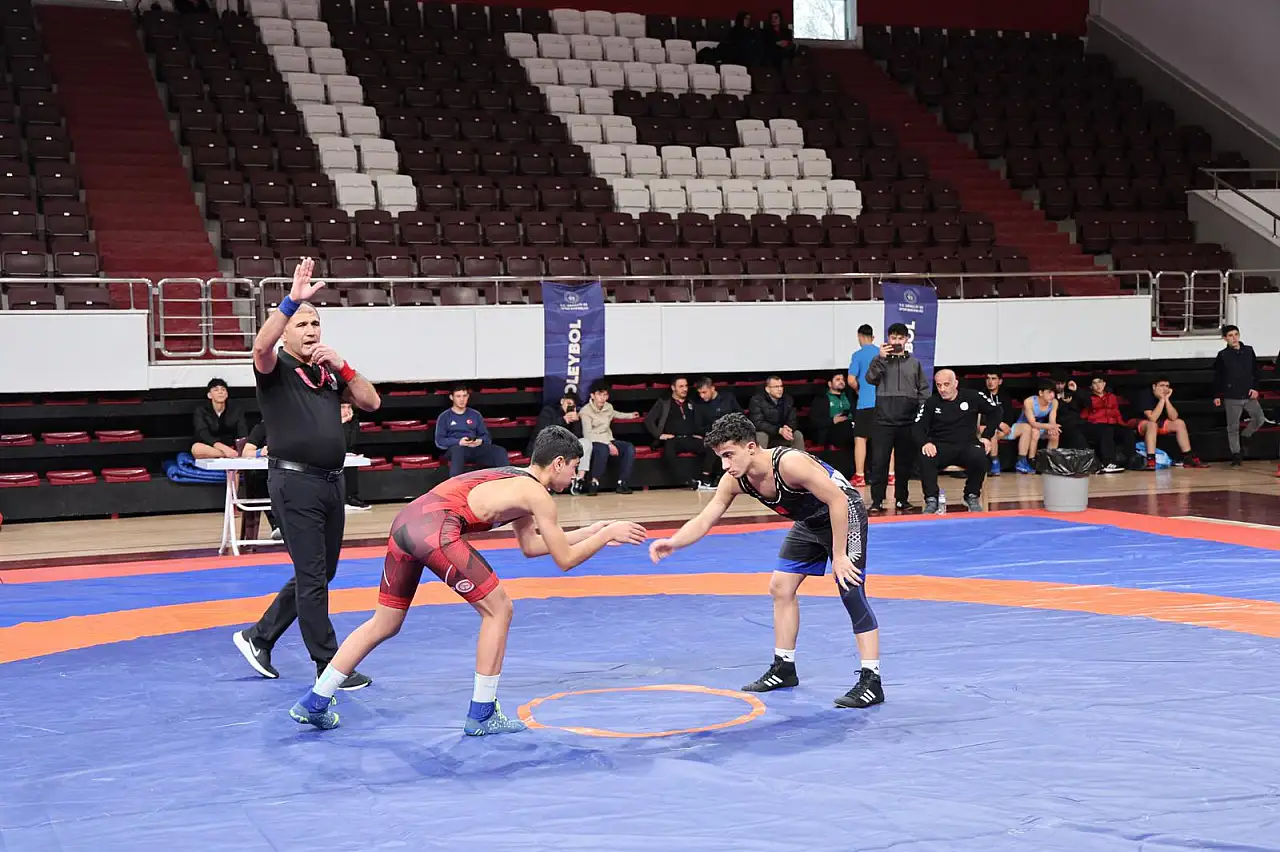 Elazığ'da Minder Hareketlendi: 270 Genç Pehlivan Türkiye Finalleri İçin Yarışıyor