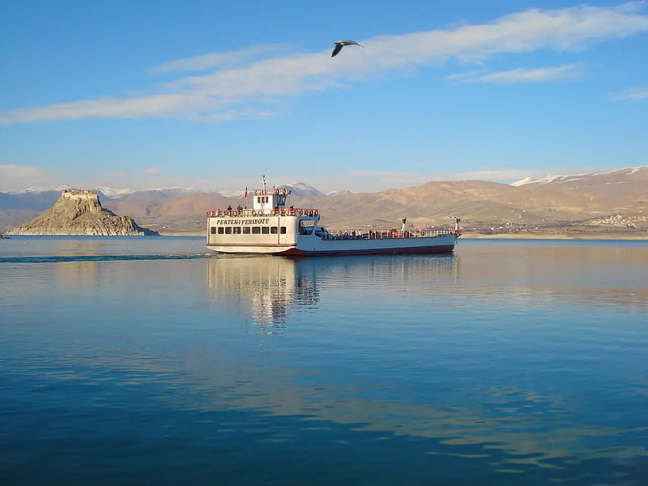 Asfaltın bittiği yer maviye açılıyor: İşte Elazığ'ın feribot hikayesi
