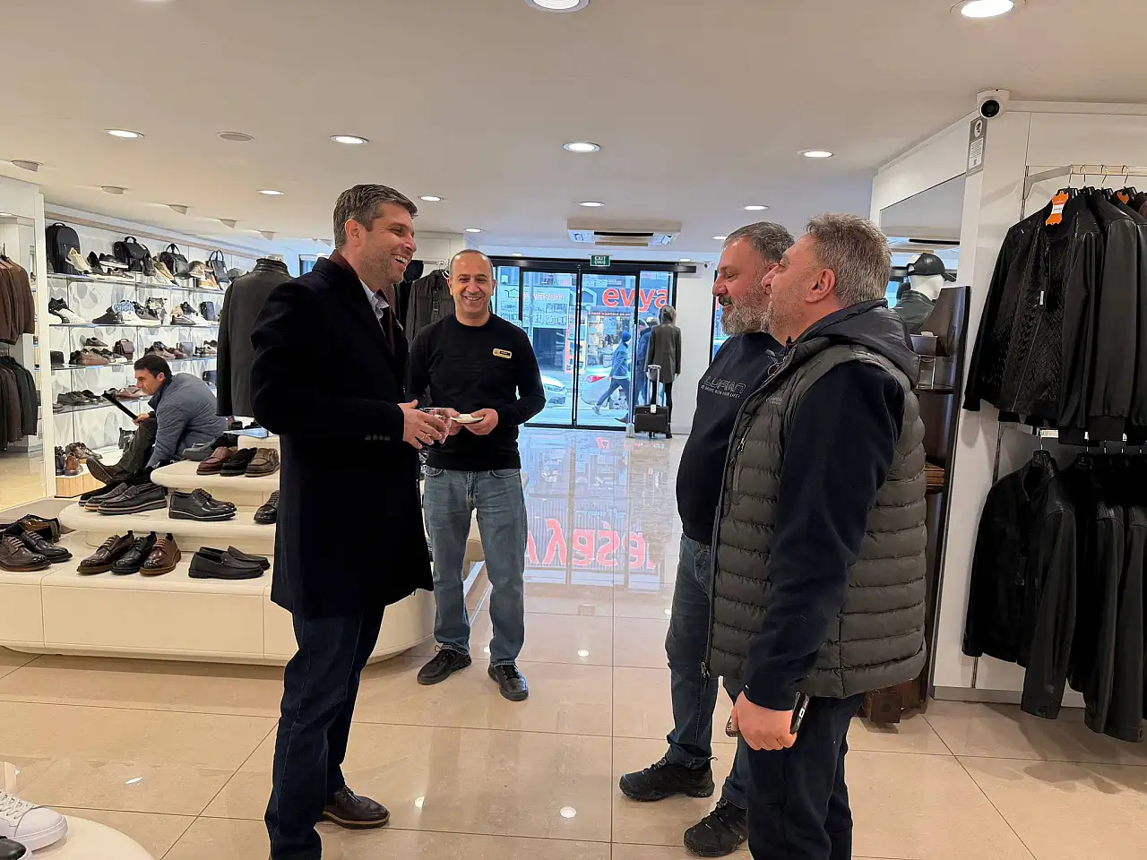 Pazarcı esnafı anlattı, Nazırlı dinledi: Çözüm odaklı saha ziyareti