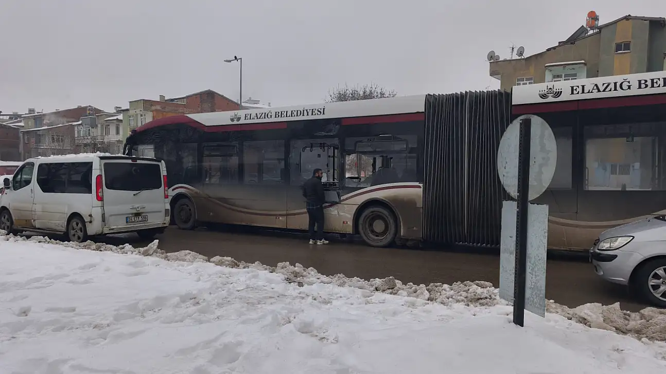 Elazığ'da çöp kamyonu belediye otobüsünü biçti!