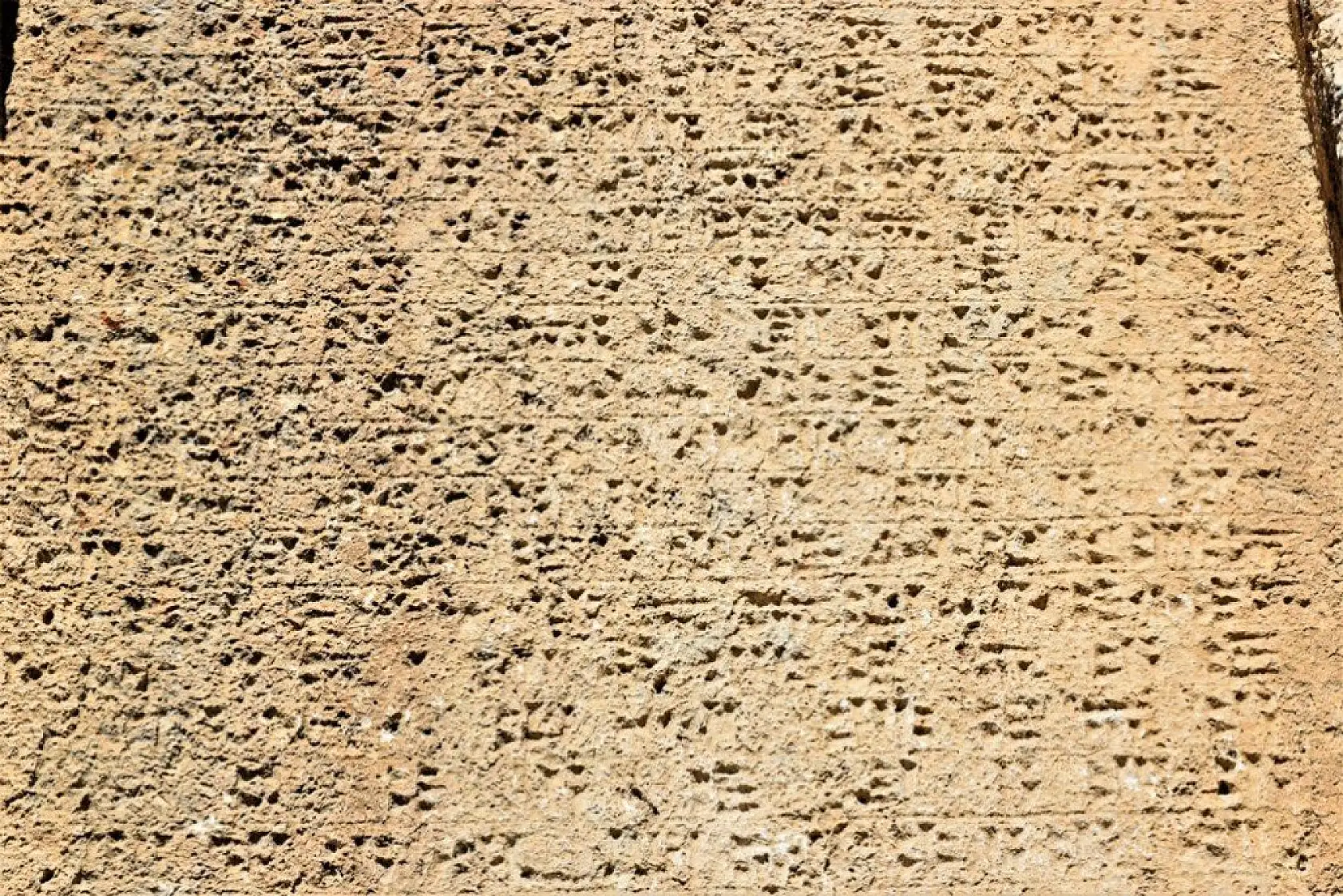 Üç bin yıllık taş kitabe ilk günkü ihtişamını koruyor