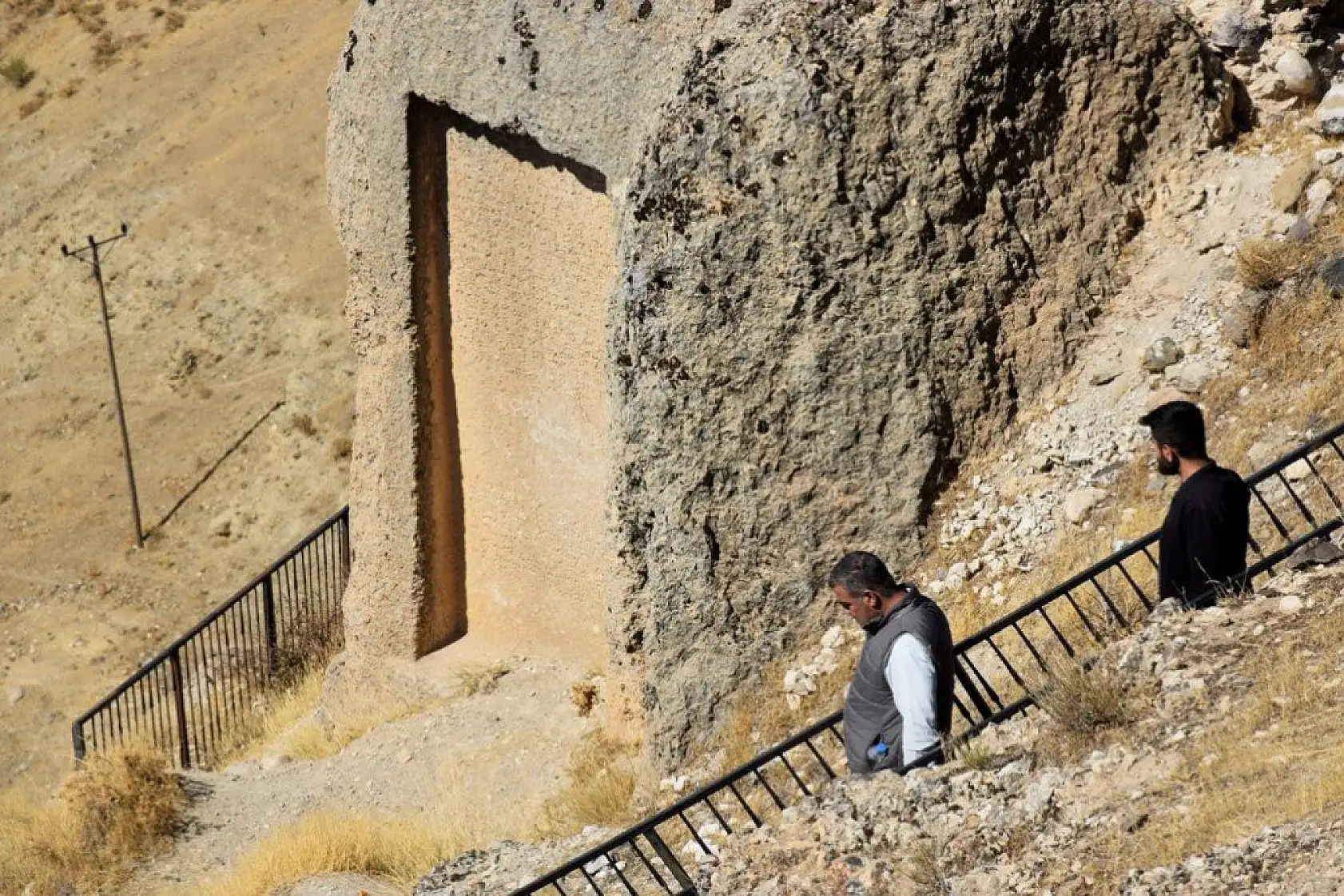 Üç bin yıllık taş kitabe ilk günkü ihtişamını koruyor