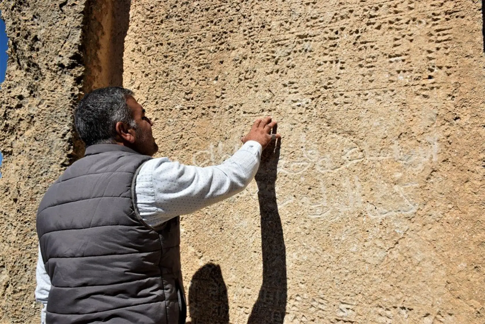 Üç bin yıllık taş kitabe ilk günkü ihtişamını koruyor