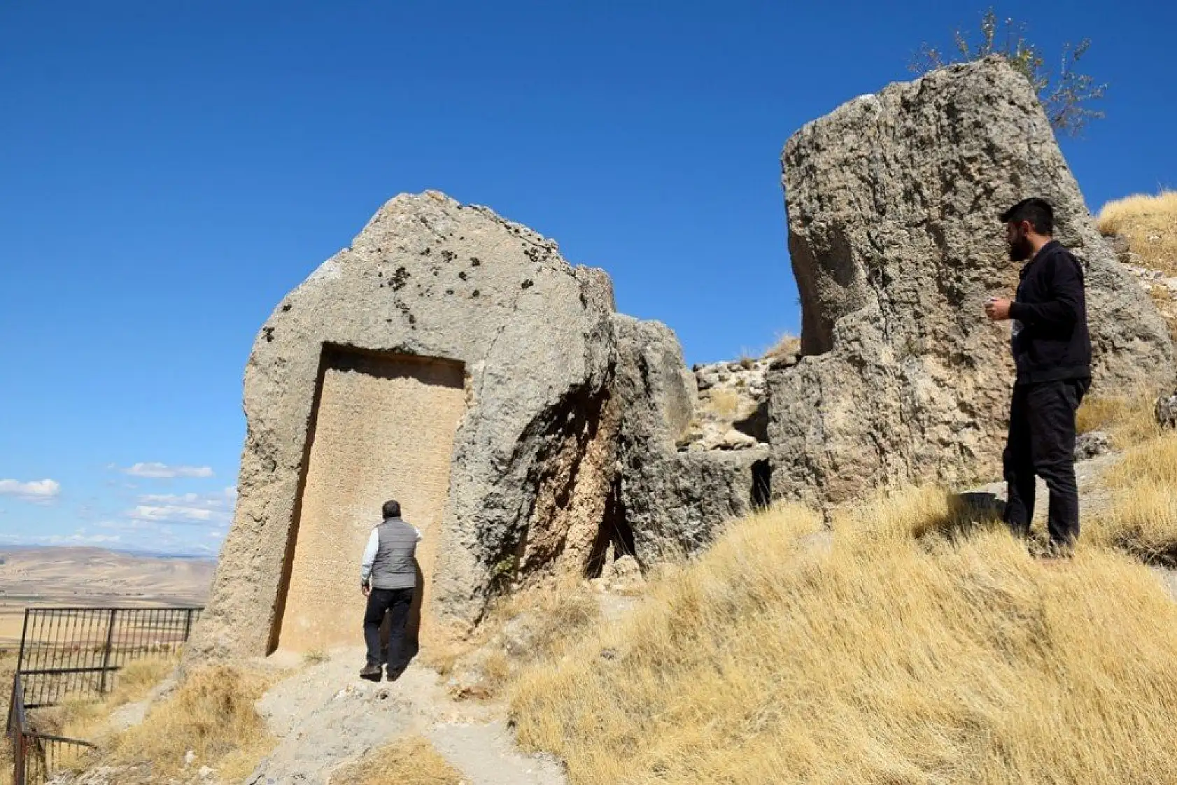Üç bin yıllık taş kitabe ilk günkü ihtişamını koruyor