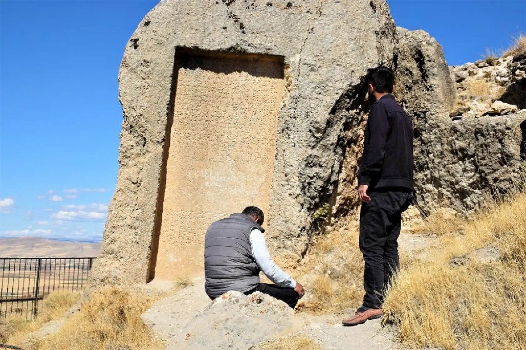 Üç bin yıllık taş kitabe ilk günkü ihtişamını koruyor