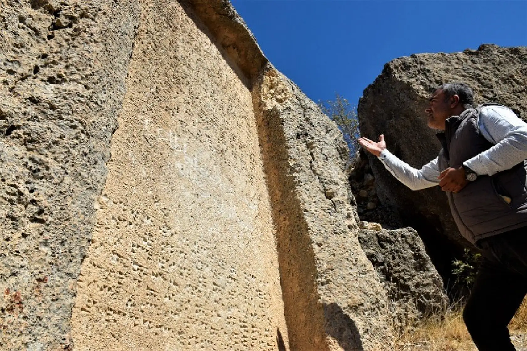 Üç bin yıllık taş kitabe ilk günkü ihtişamını koruyor