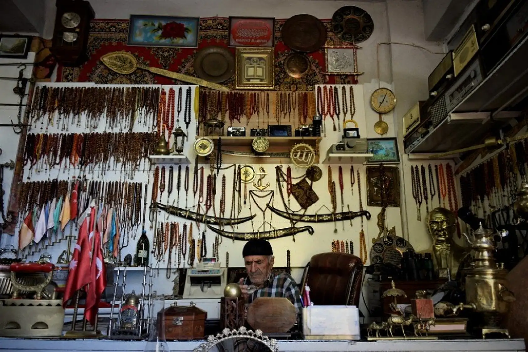 Topladığı antika eşyalarıyla müze yaptı