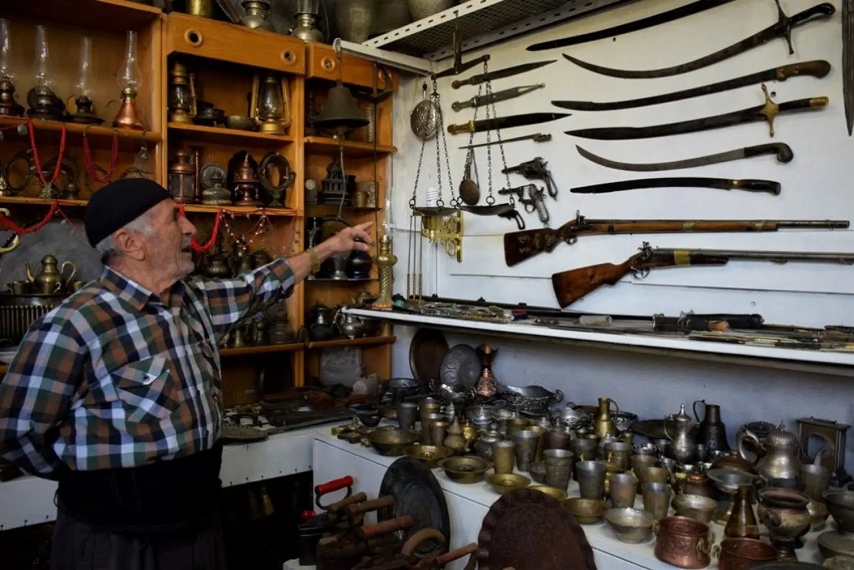 Topladığı antika eşyalarıyla müze yaptı