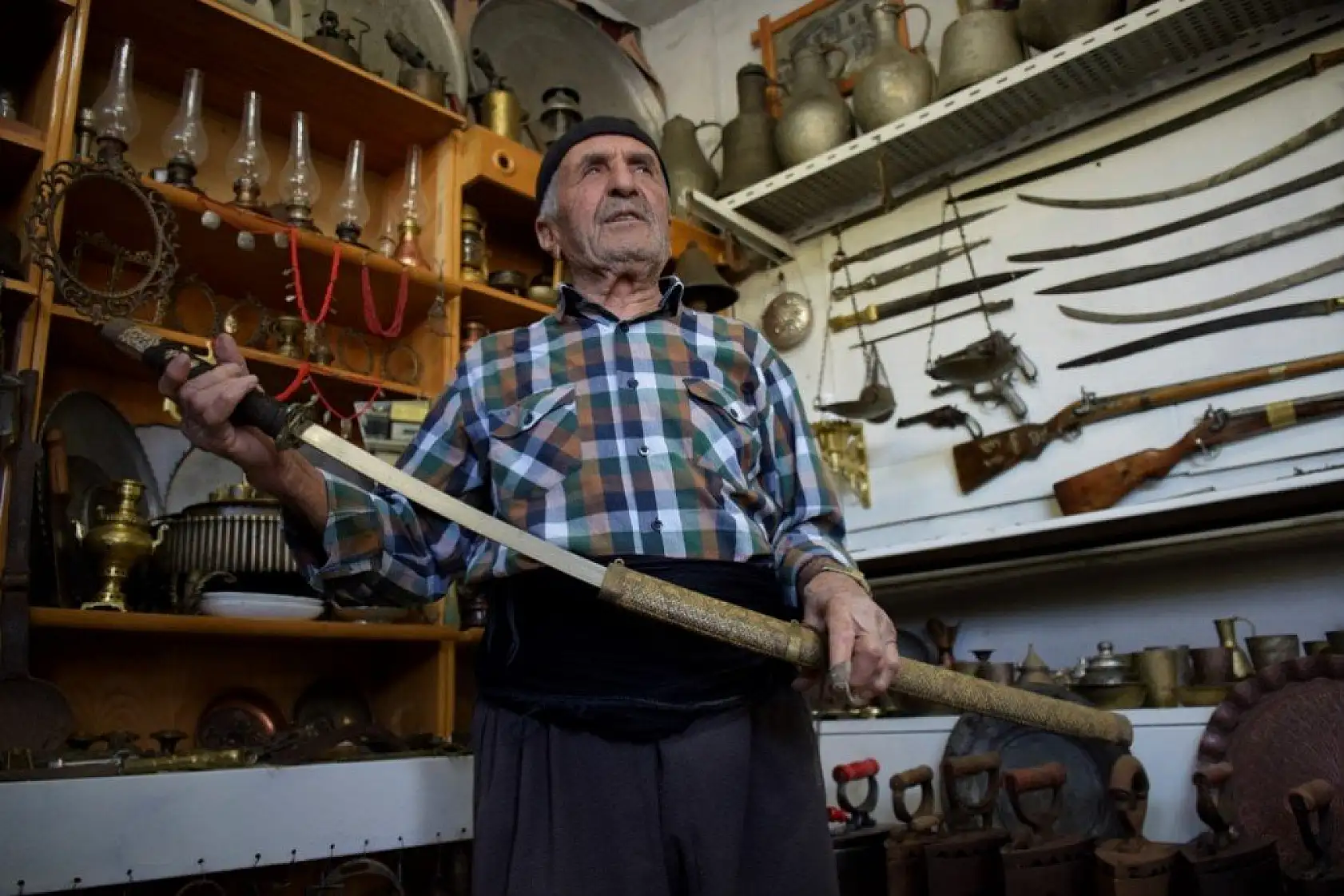 Topladığı antika eşyalarıyla müze yaptı