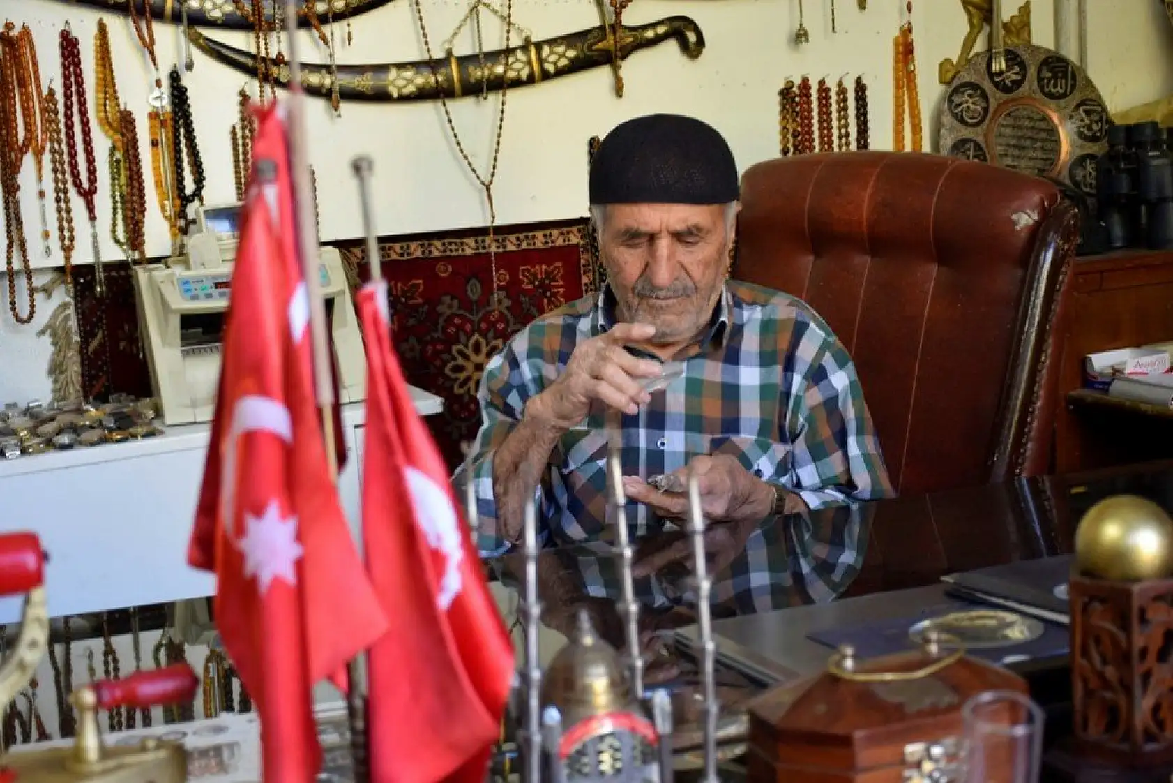 Topladığı antika eşyalarıyla müze yaptı