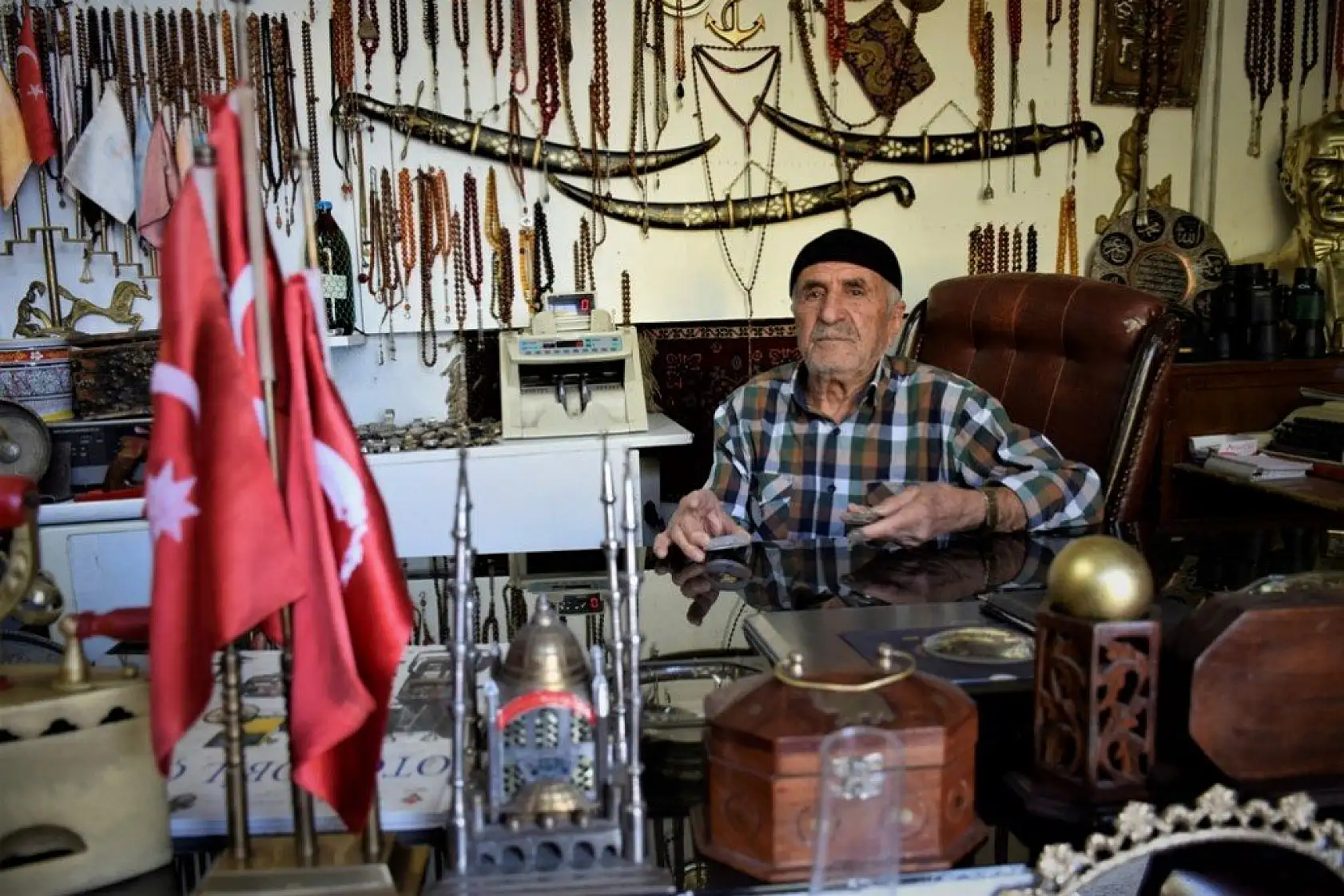 Topladığı antika eşyalarıyla müze yaptı