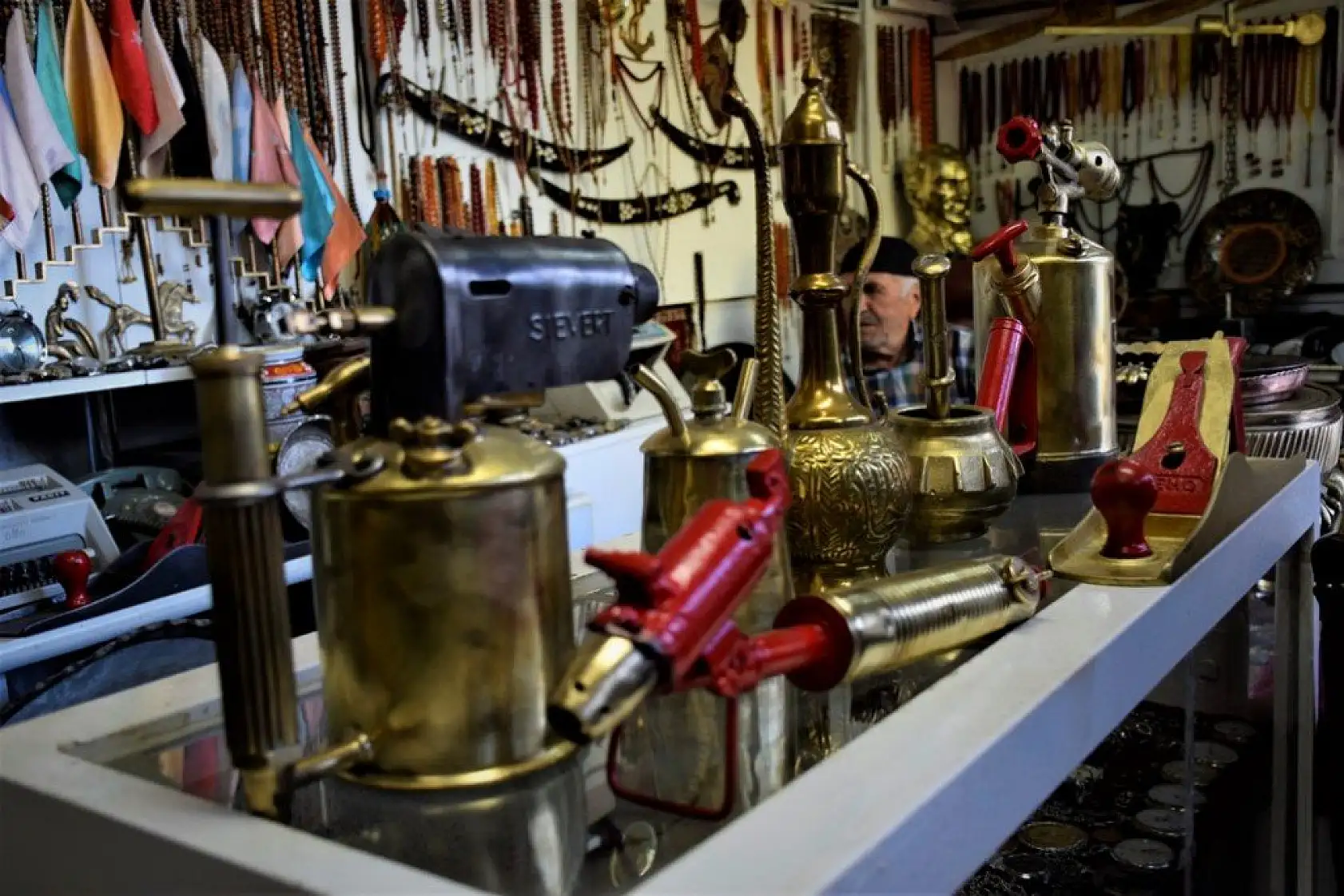 Topladığı antika eşyalarıyla müze yaptı