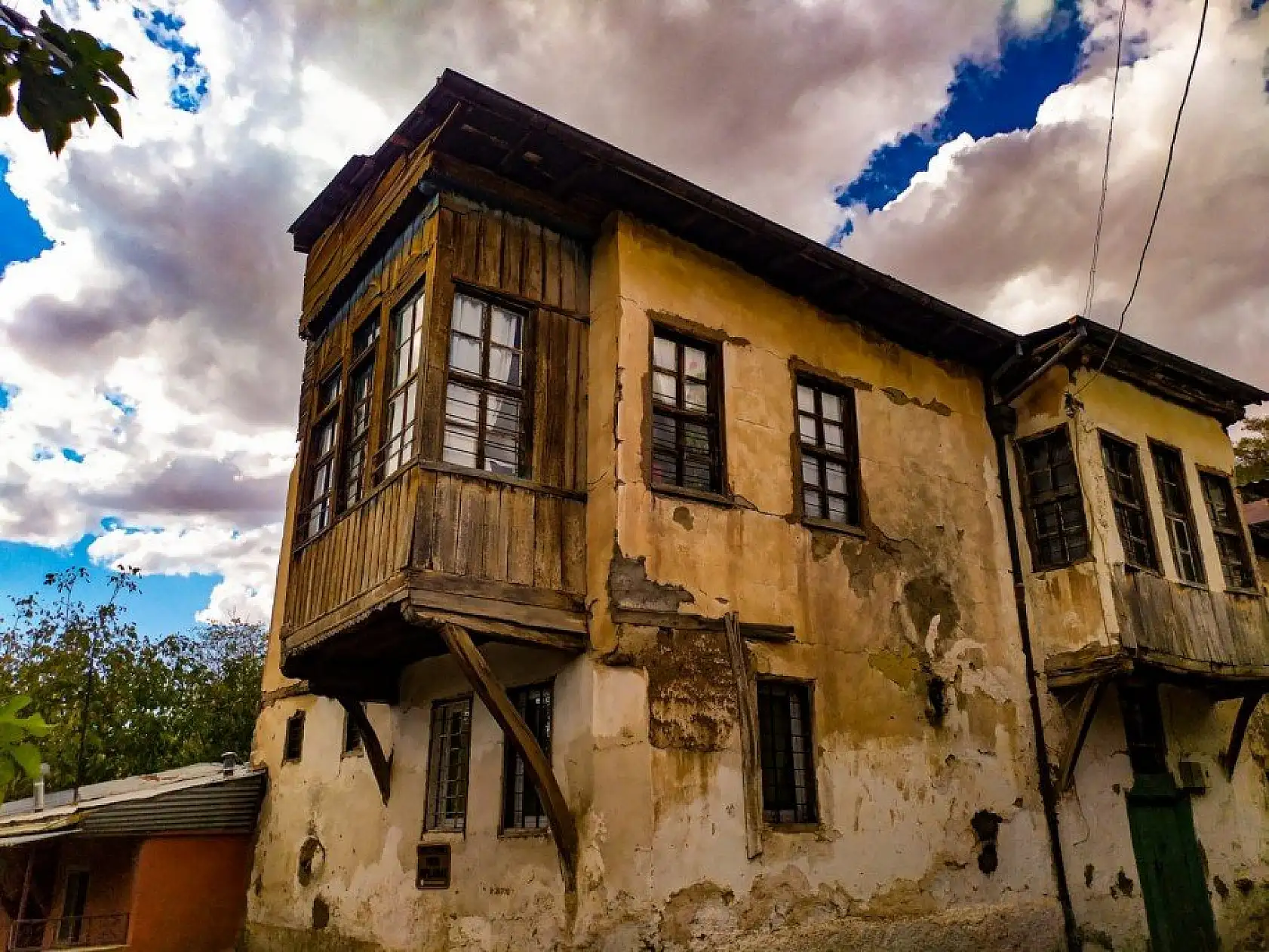 Elazığ'ın tarihi konakları sonbaharla güzelleşti