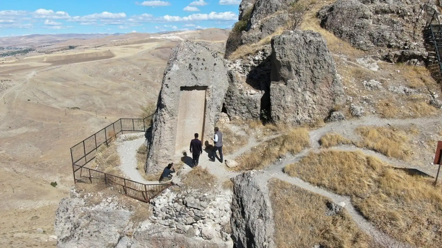 Üç bin yıllık taş kitabe ilk günkü ihtişamını koruyor
