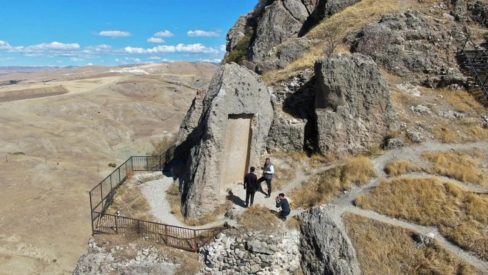 Üç bin yıllık taş kitabe ilk günkü ihtişamını koruyor