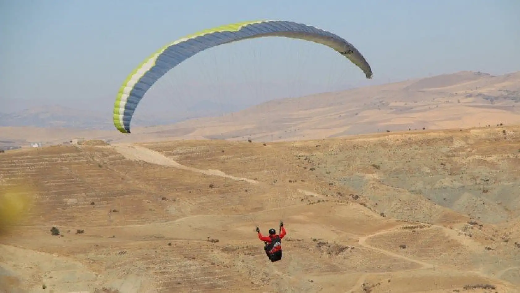 Palu semaları, yamaç paraşütçülerine ev sahipliği yaptı