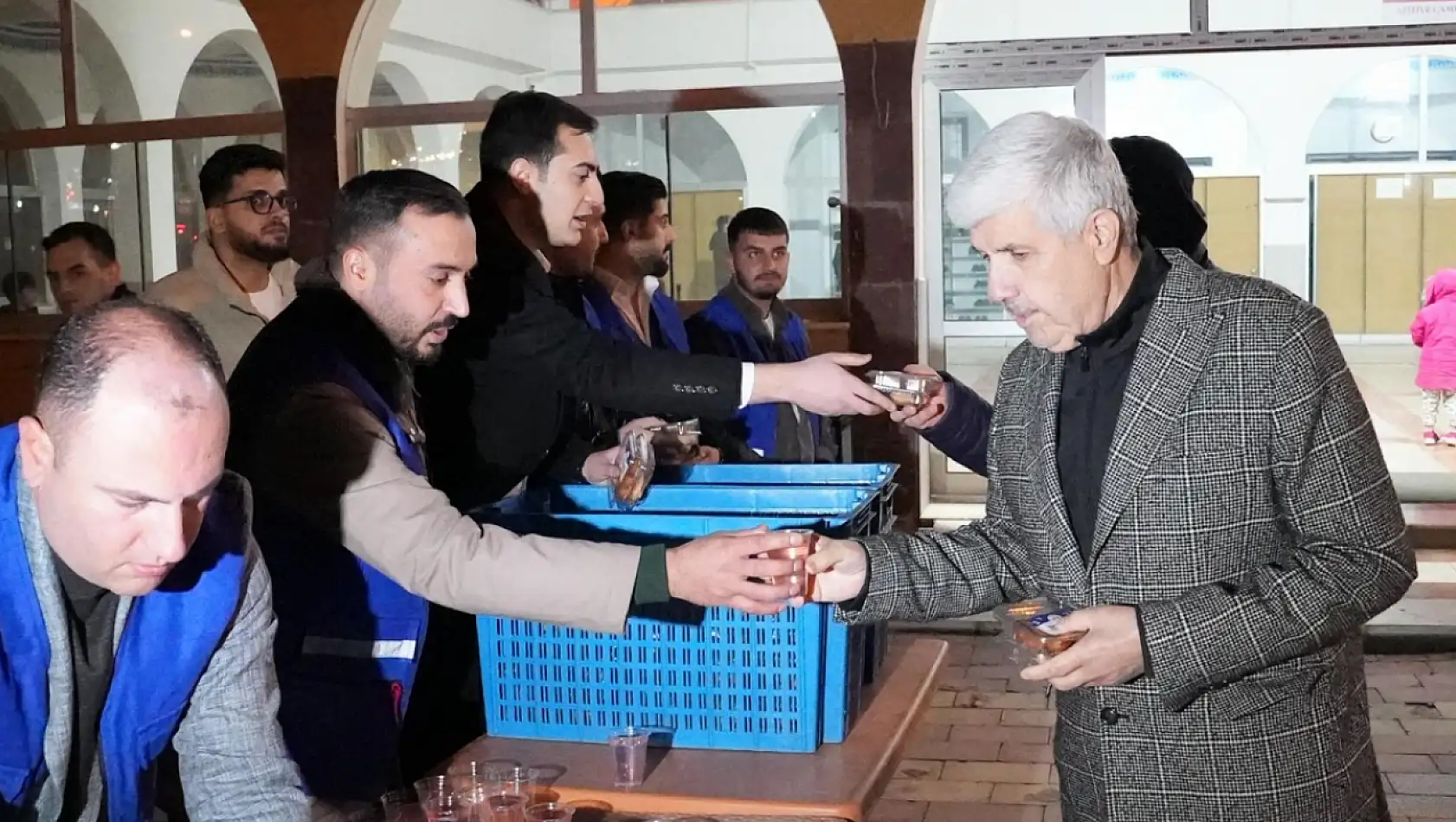 Kandilin bereketi paylaşımla çoğaldı: Elazığ'da gelenek bozulmadı