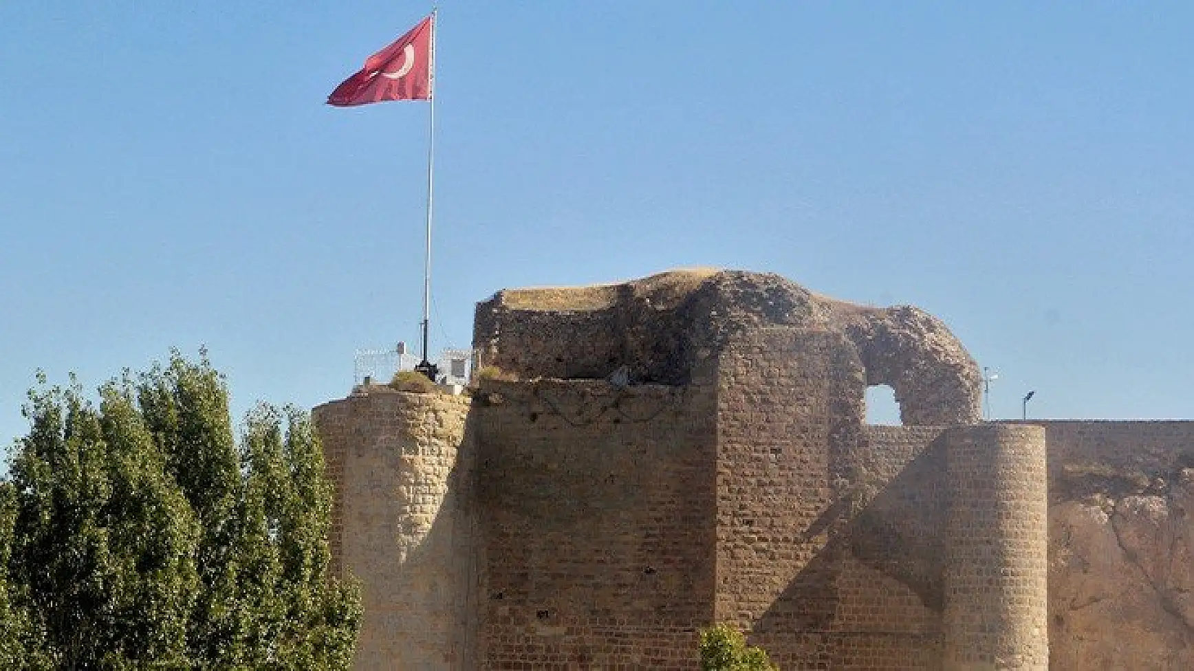 Tarihi Harput Kalesi turistlerin gözde mekanı haline geldi