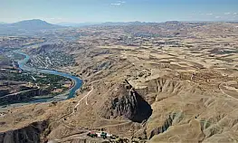 Üç bin yıllık taş kitabe ilk günkü ihtişamını koruyor