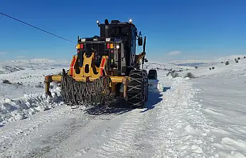 Açılan yollar tipiyle tekrar kapanıyor! Elazığ'da kar nöbeti sürüyor