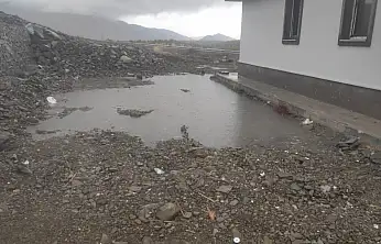 Arıcak'ta mağduriyetler bitmiyor: Deprem konutlarındaki arızalar aylardır yapılmıyor!